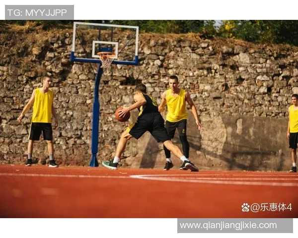 他以2米36的惊人高度轻松扣篮创下美国大学篮球历史新纪录