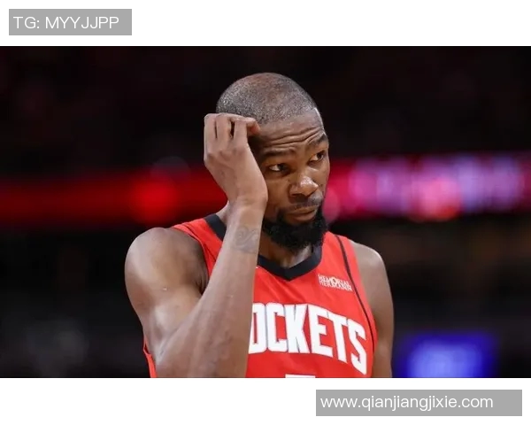 谢泼德与杜兰特击掌庆祝打得可以的默契配合引发全场欢呼